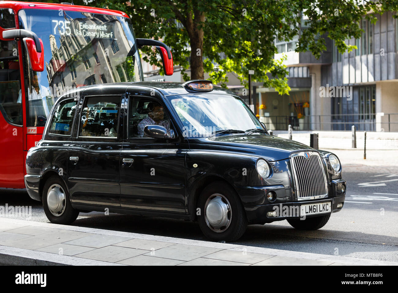 Legendäre Londoner Taxi und roten Bus auf den Straßen von London Stockfoto