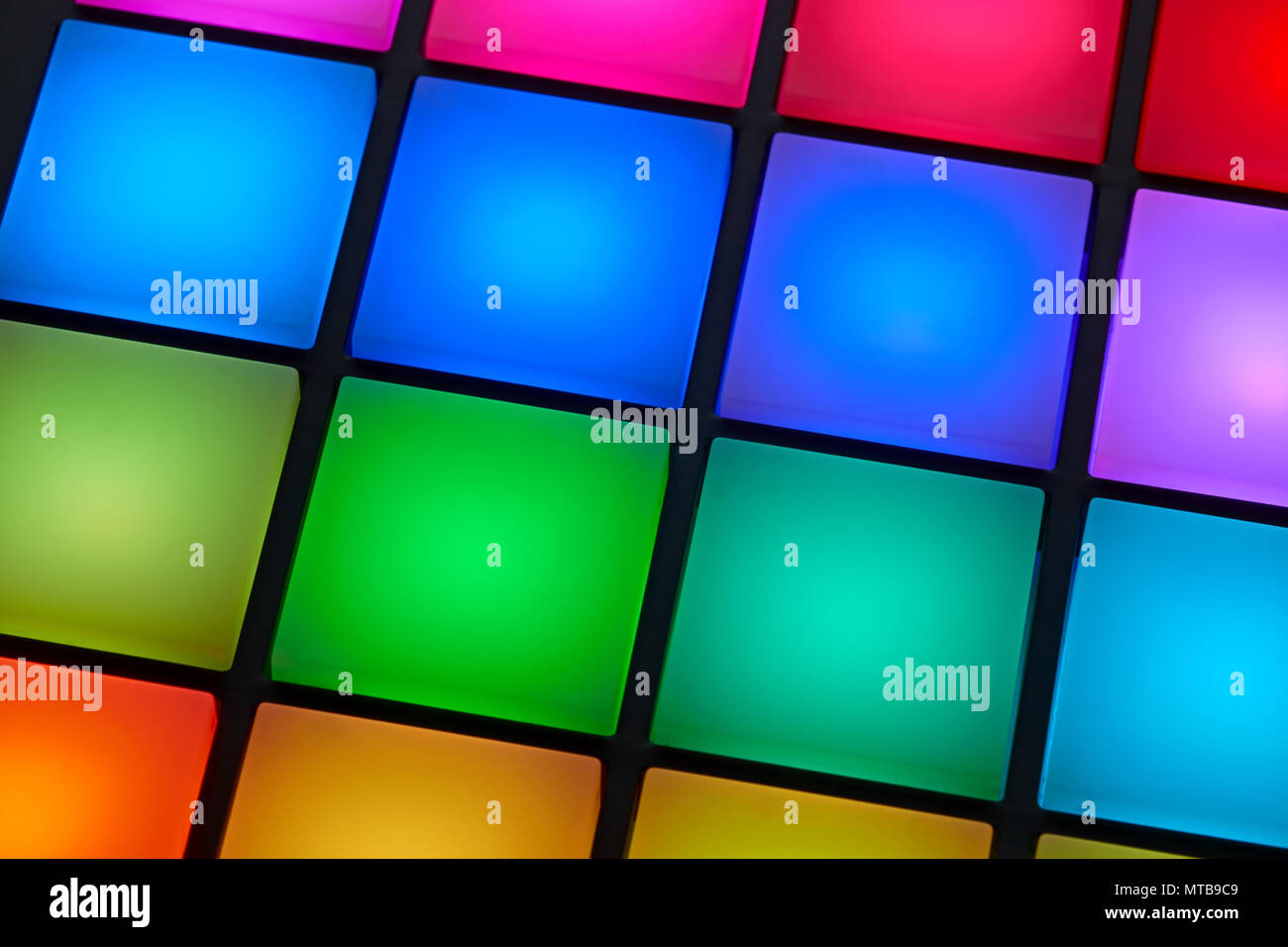 Nahaufnahme der beleuchtete farbige Schaltflächen einer Tonaufnahme Pad Stockfoto
