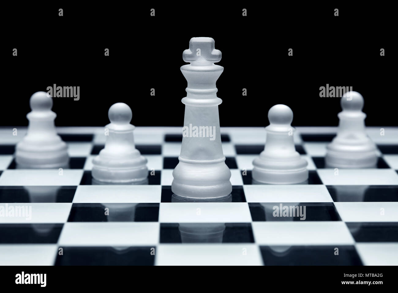 Schach spiel strategie. König und drei Bauern aufgereiht. Konzept der Teamarbeit, Führung und Solidarität. Stockfoto