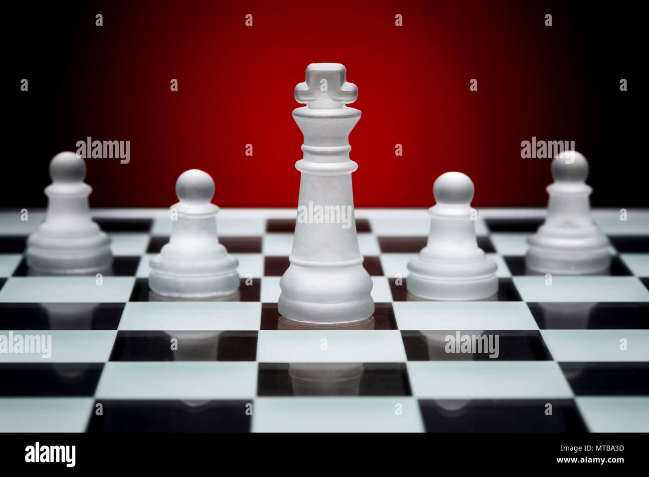 Schach spiel strategie. König und drei Bauern aufgereiht. Konzept der Teamarbeit, Führung und Solidarität. Stockfoto