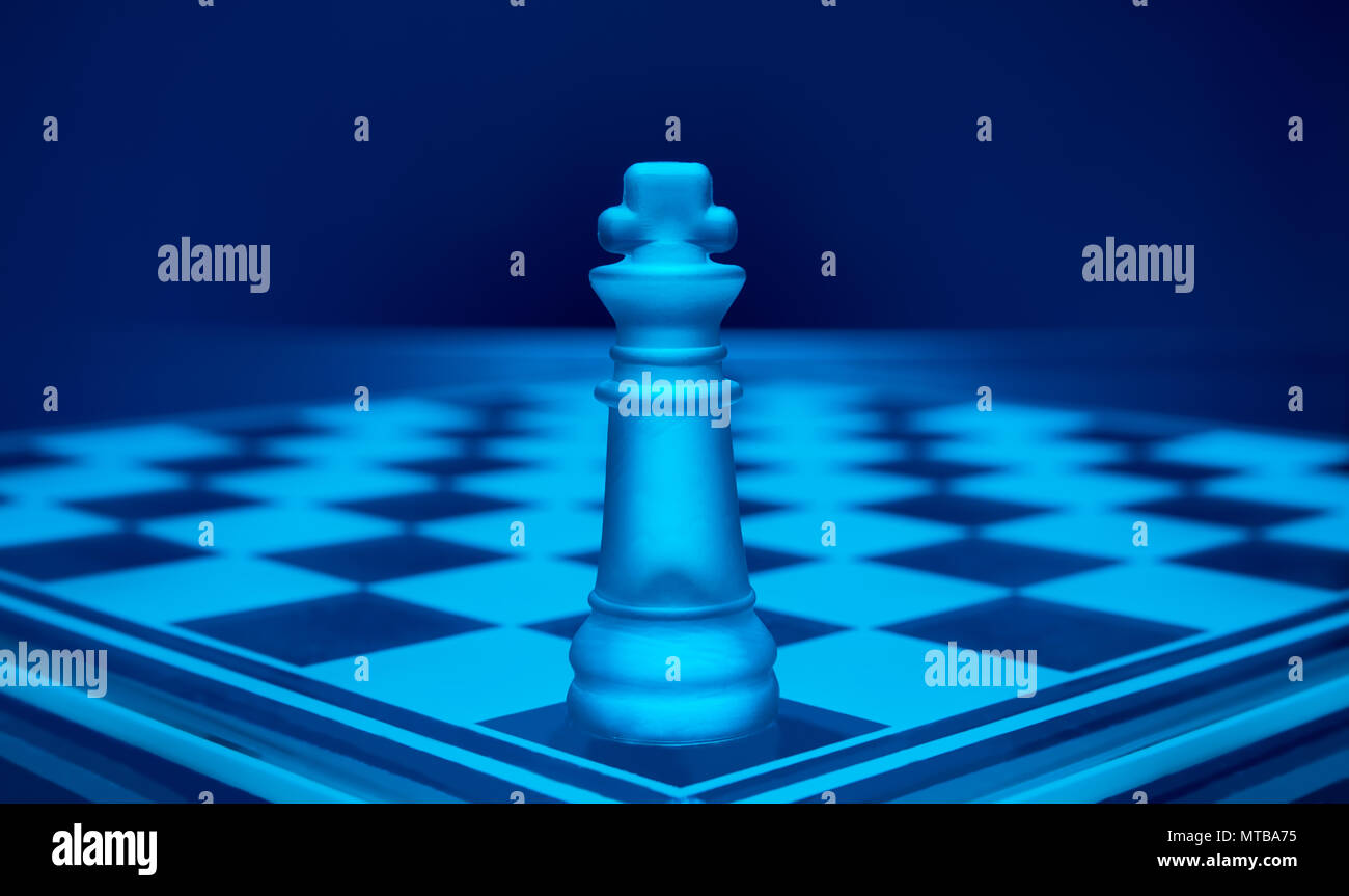 Schach spiel. König beobachten die leere Schlachtfeld. Stockfoto