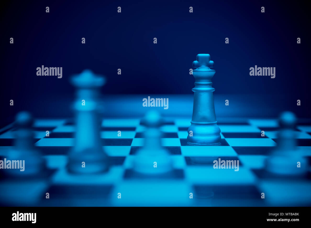 Schach spiel. König ausmanövriert und Patt von der Königin und Bauern  Stockfotografie - Alamy