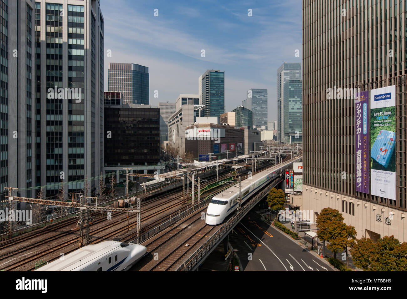 Japanischen Hochgeschwindigkeitszug Shinkansen auf Brücke im Zentrum von Tokyo. Stockfoto