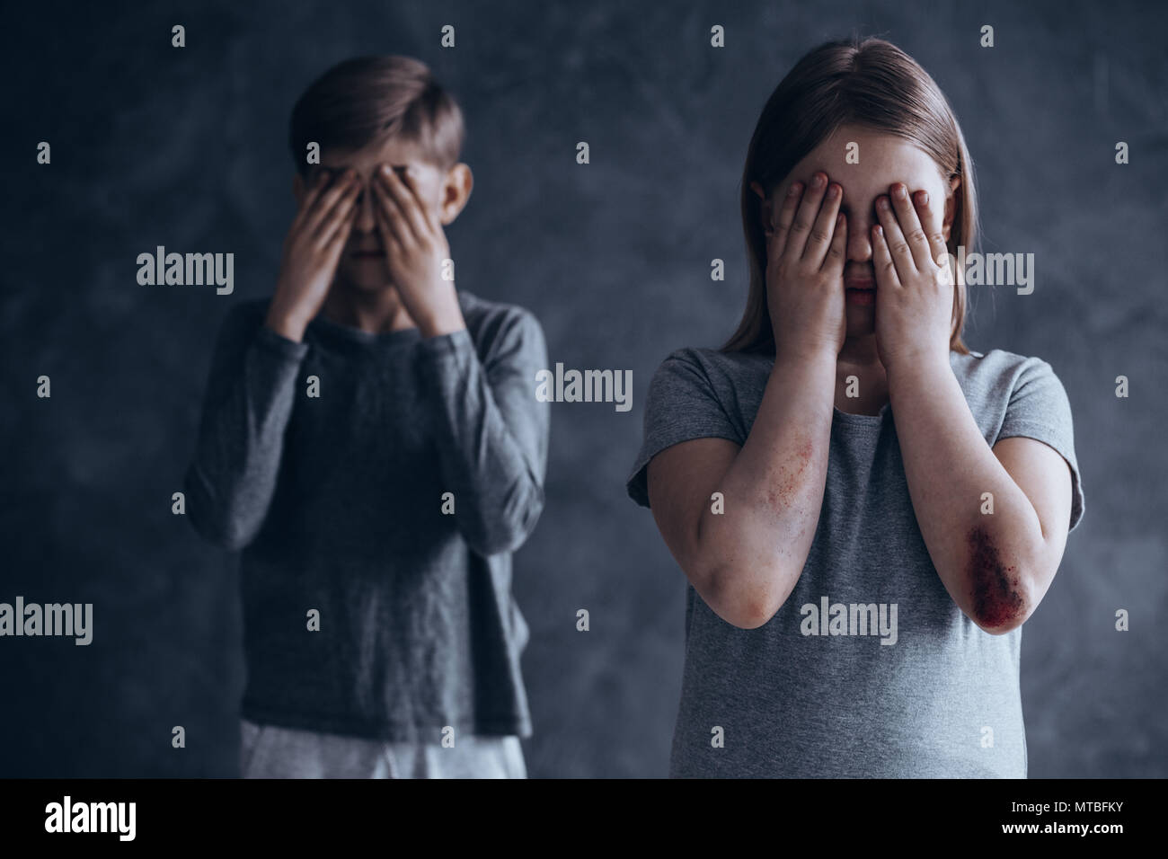 Verletzt und verängstigt Geschwister aus dysfunktionalen Familie Stockfoto