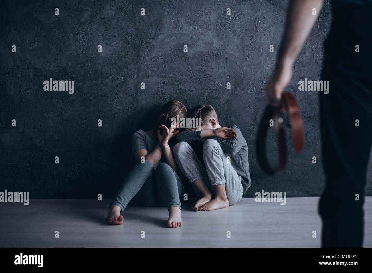 Kinder schlagen mit gürtel Fotos und Bildmaterial in hoher Auflösung Alamy