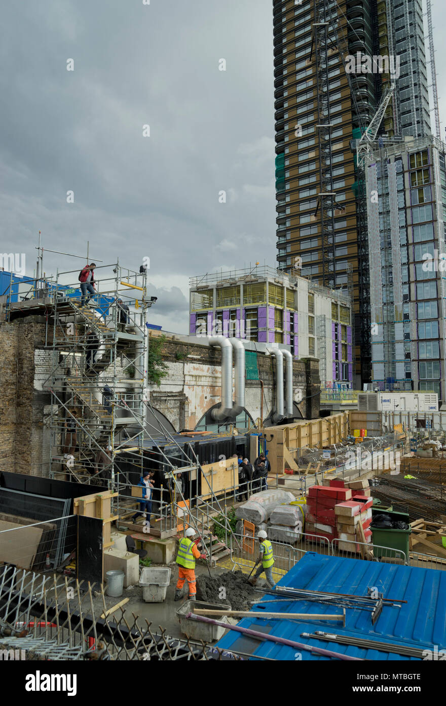 Baustelle des neuen Luxus Wolkenkratzer in Shoreditch durch die Stadt London, Bankenviertel, mit Wänden aus Graffiti, die von lokalen Künstlern. London, Engl Stockfoto