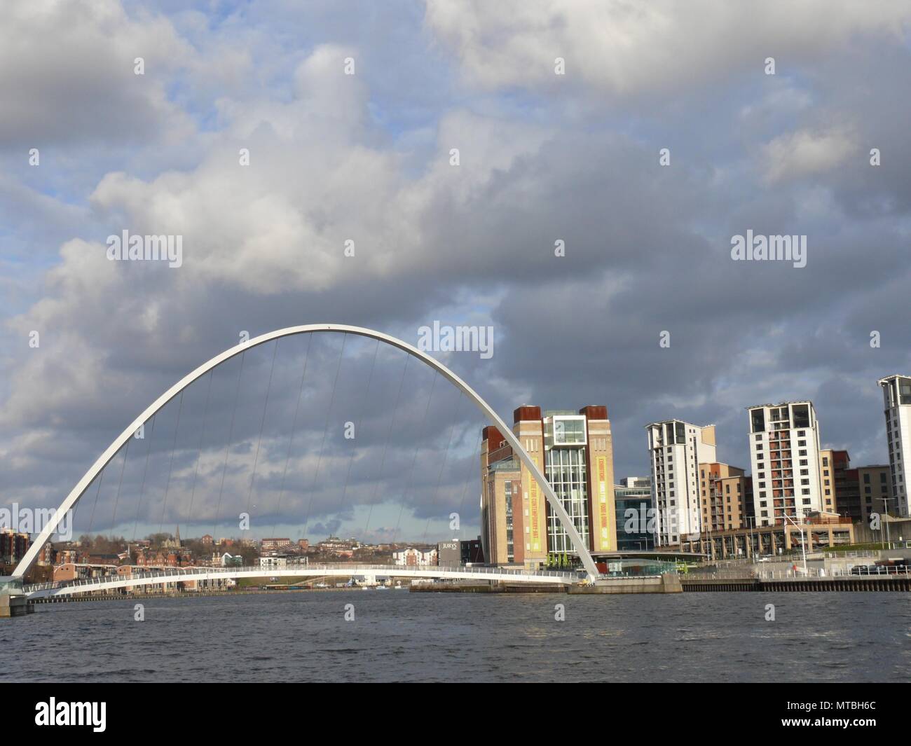 Blick auf die Ostsee, über die Millenium Bridge, von Newcastle, England Stockfoto
