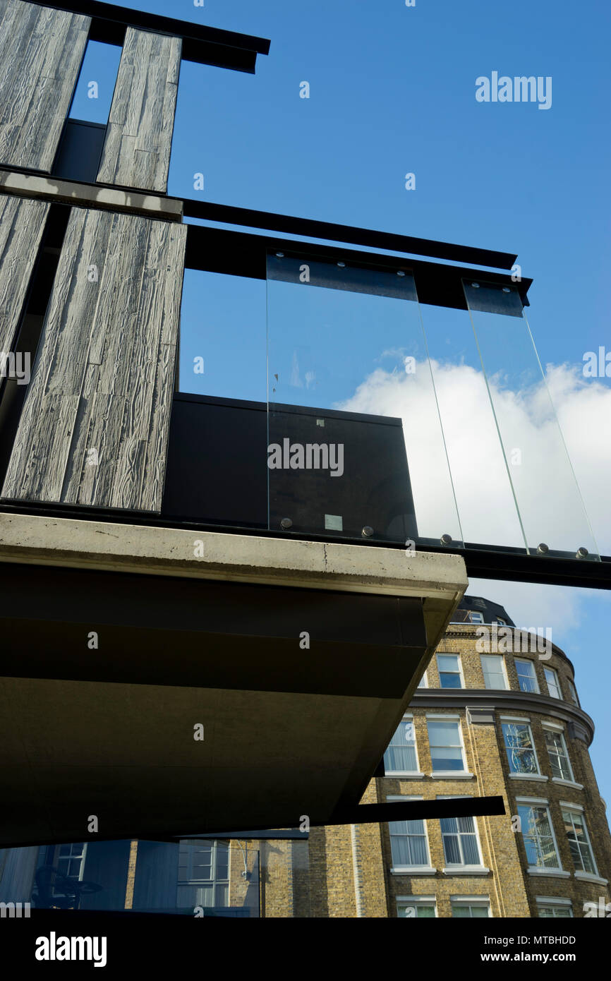 Baustelle des neuen Luxus Gebäude in Shoreditch durch die Stadt London, Bankenviertel, mit Wänden aus Graffiti, die von lokalen Künstlern. London, Englan Stockfoto