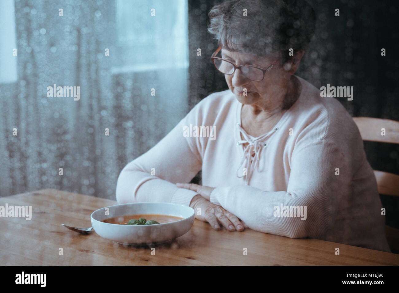 Traurig, ältere Frau, Appetitlosigkeit Stockfoto