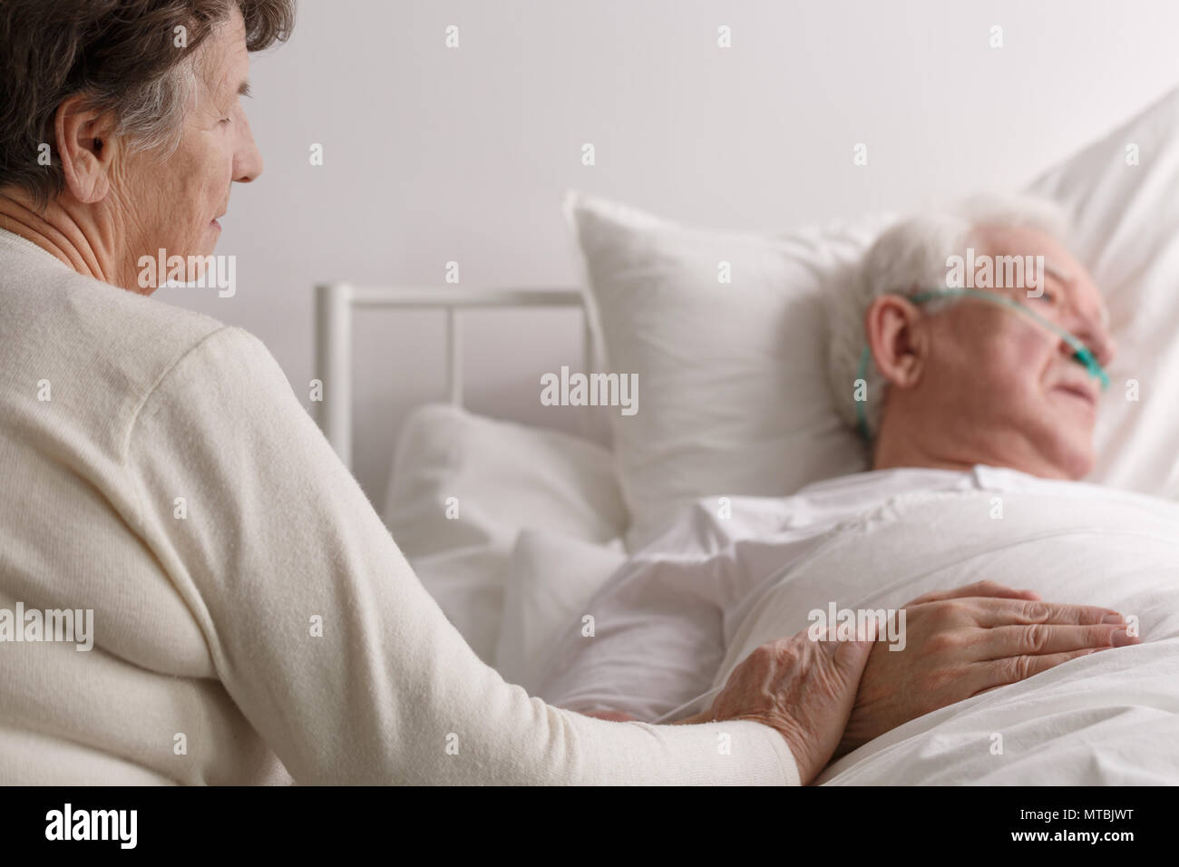 Senior Paar hearthbreaking berühren die letzten Augenblicke in Hospiz Stockfoto