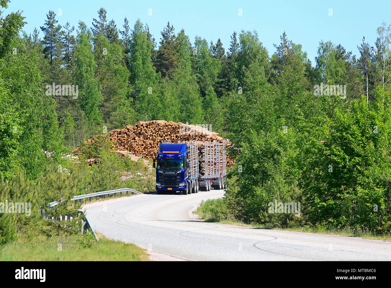 Blue Next Generation Scania R 650 Logging truck Test durch Wald logging Site im Frühjahr bei Scania Tour 2018 in Lohja, Finnland - 25 Mai, 2018 angetrieben. Stockfoto