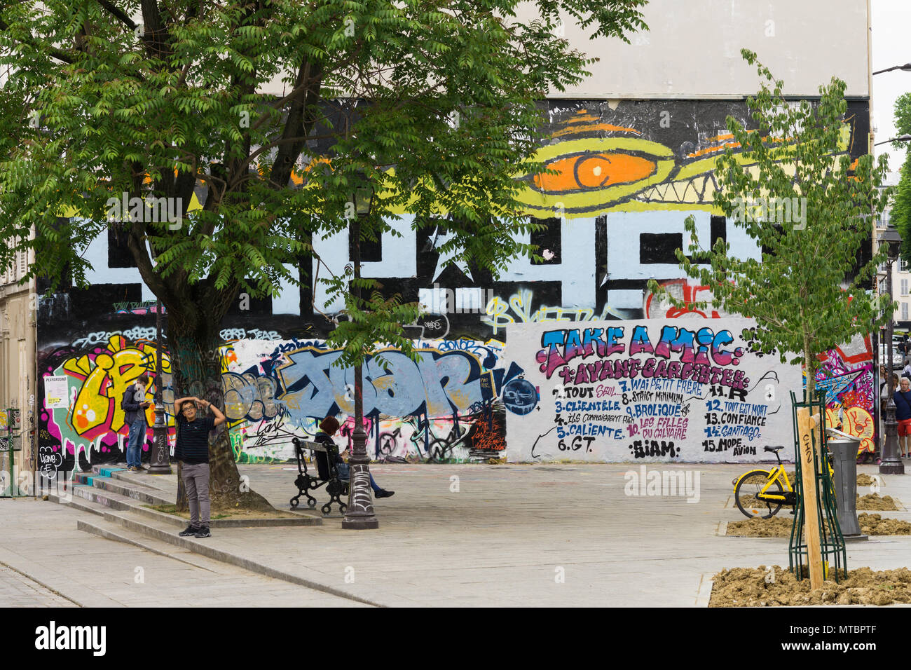 Graffiti bedeckt Wand in den Kanal St. Martin von Paris, im 10. arrondissement. Stockfoto
