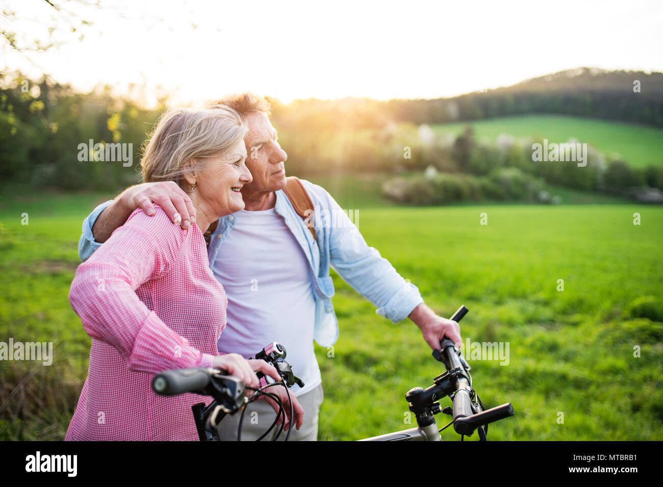 Schönes älteres Ehepaar mit Fahrräder außerhalb im Frühjahr die Natur. Stockfoto