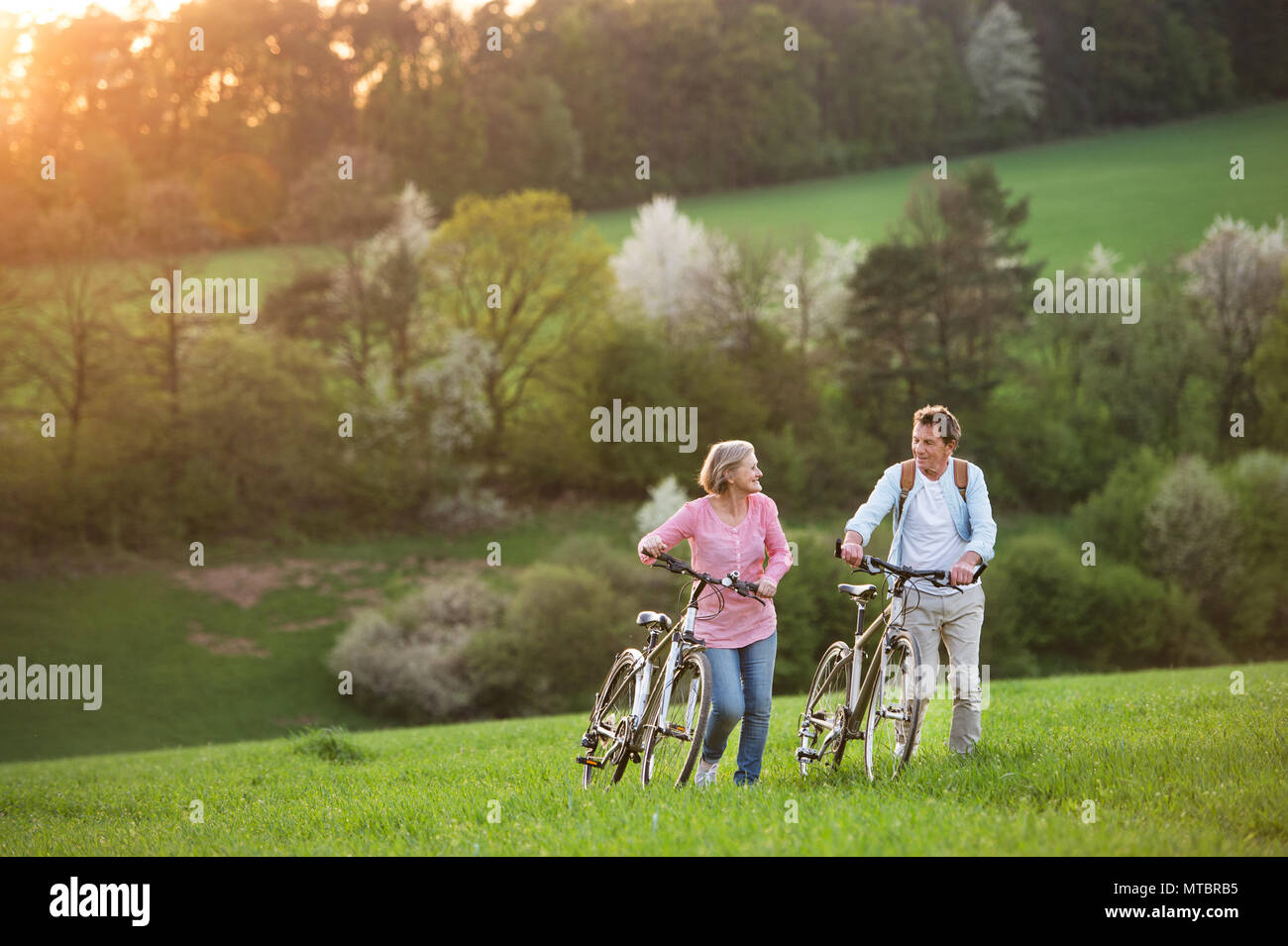 Schönes älteres Ehepaar mit Fahrräder außerhalb im Frühjahr die Natur. Stockfoto