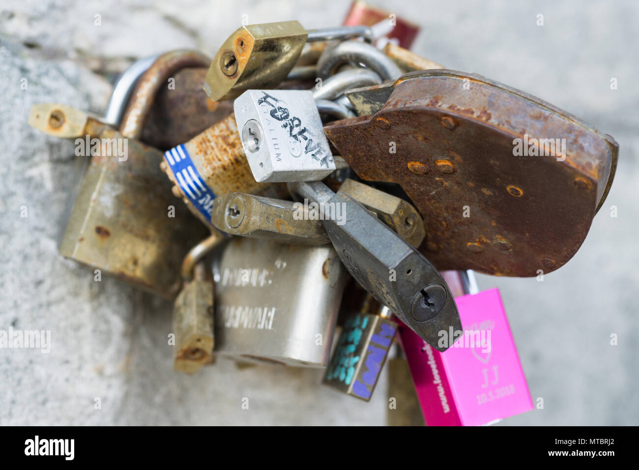 Liebe Vorhängeschlösser mit für immer eingeprägt, auf eine Struktur in Paris, Frankreich gesperrt. Stockfoto