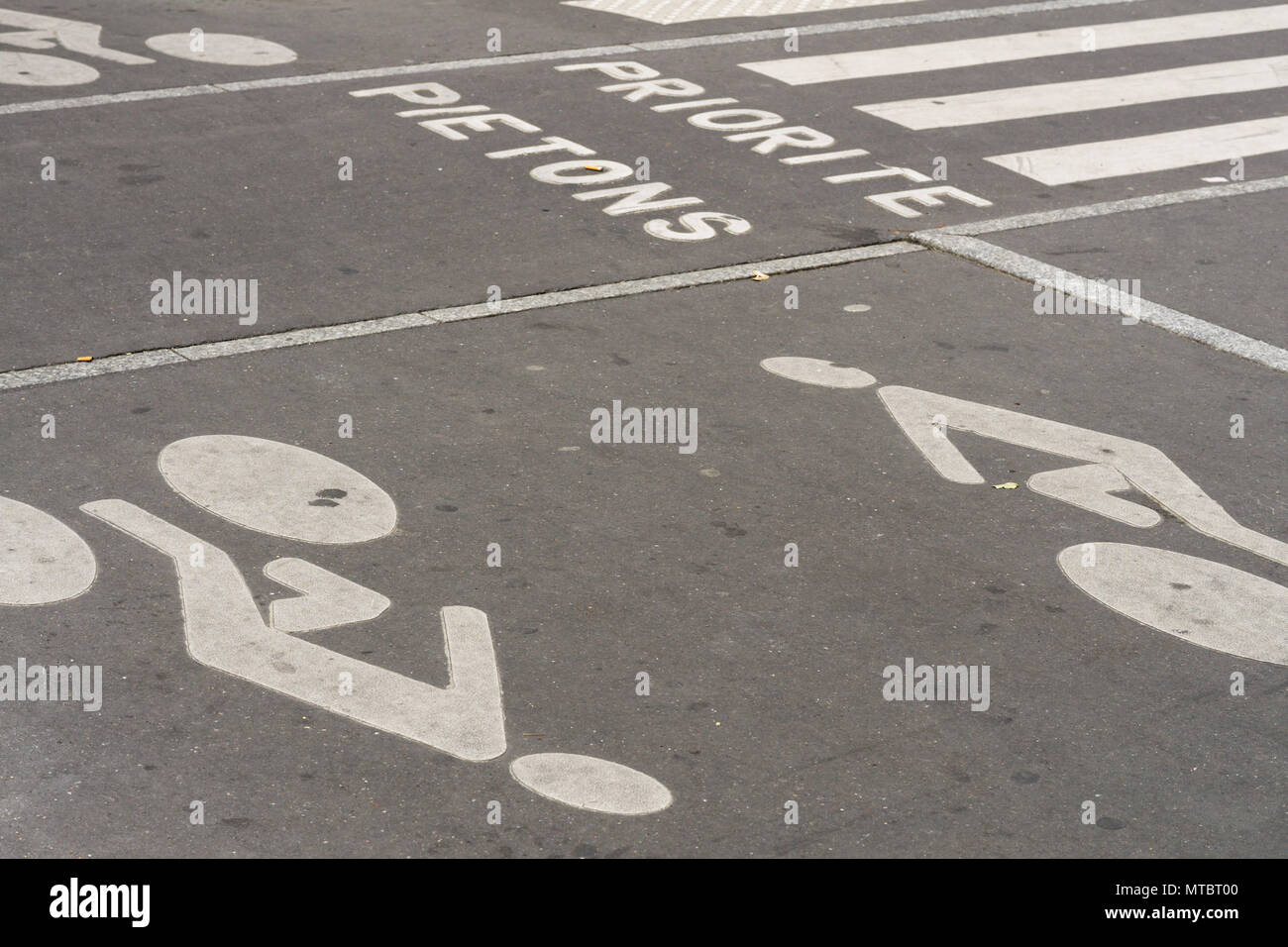 Straße Markierungen zur Priorität für Fußgänger auf einem Fahrrad Lane in Paris, Frankreich. Stockfoto