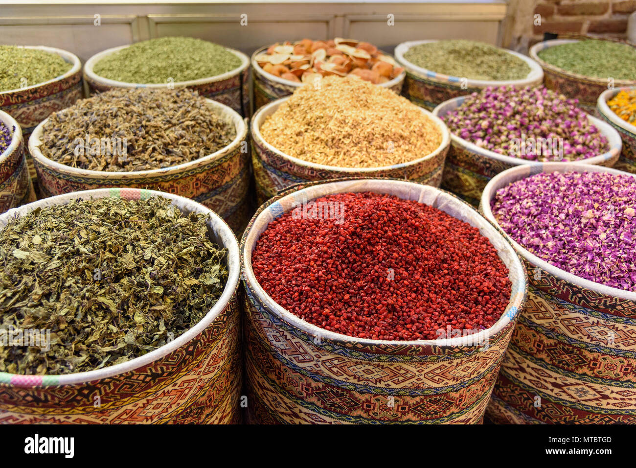 Kräuter und Gewürze in Täbris Grand Bazaar ist eine der ältesten Basare in  den Nahen Osten. Täbris. Osten Aserbaidschan Provinz. Iran Stockfotografie  - Alamy