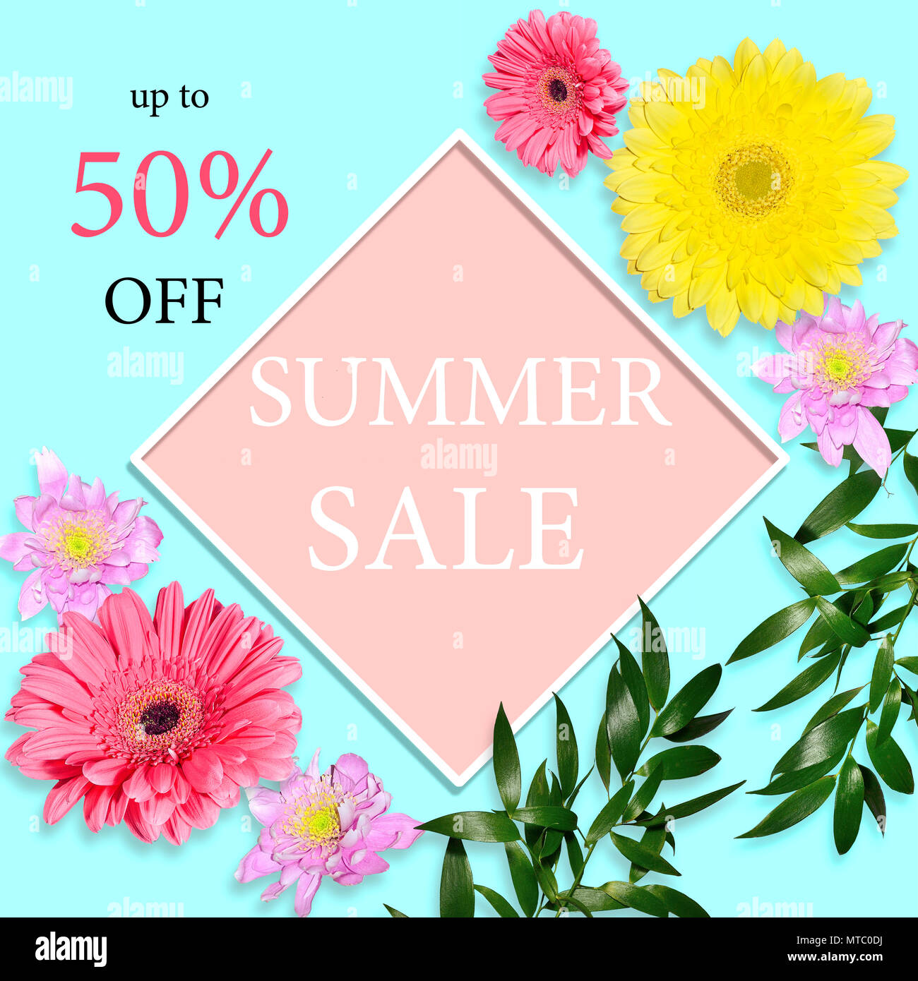 Summer Sale Hintergrund - Floral Design von Banner, Gutschein, Einladung, Flyer oder Poster mit rosa und gelb Gerbera, Chrysanthemen und Gree Stockfoto