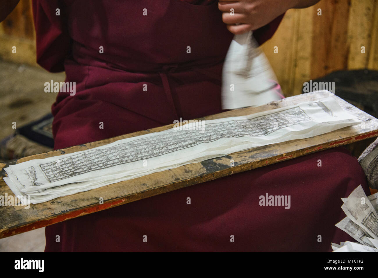 Mönche des Barkang Druckmaschine in Labrang Monastery, Xiahe, Gansu, China Stockfoto