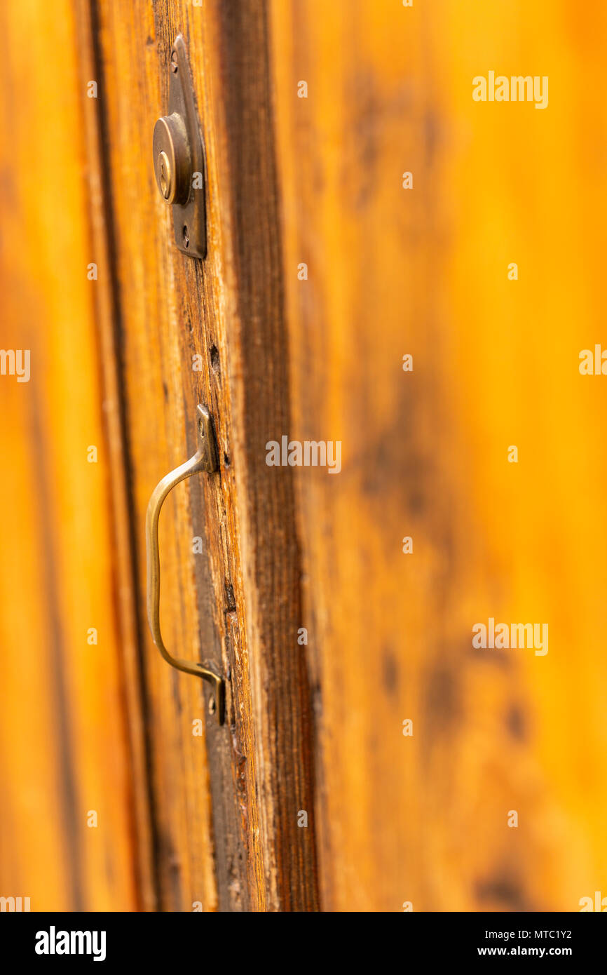 Abstrakte details der alten Holztür, Verriegelung und Griff, lackiert, Vilaflor, Kanarische Inseln, Spanien, Stockfoto