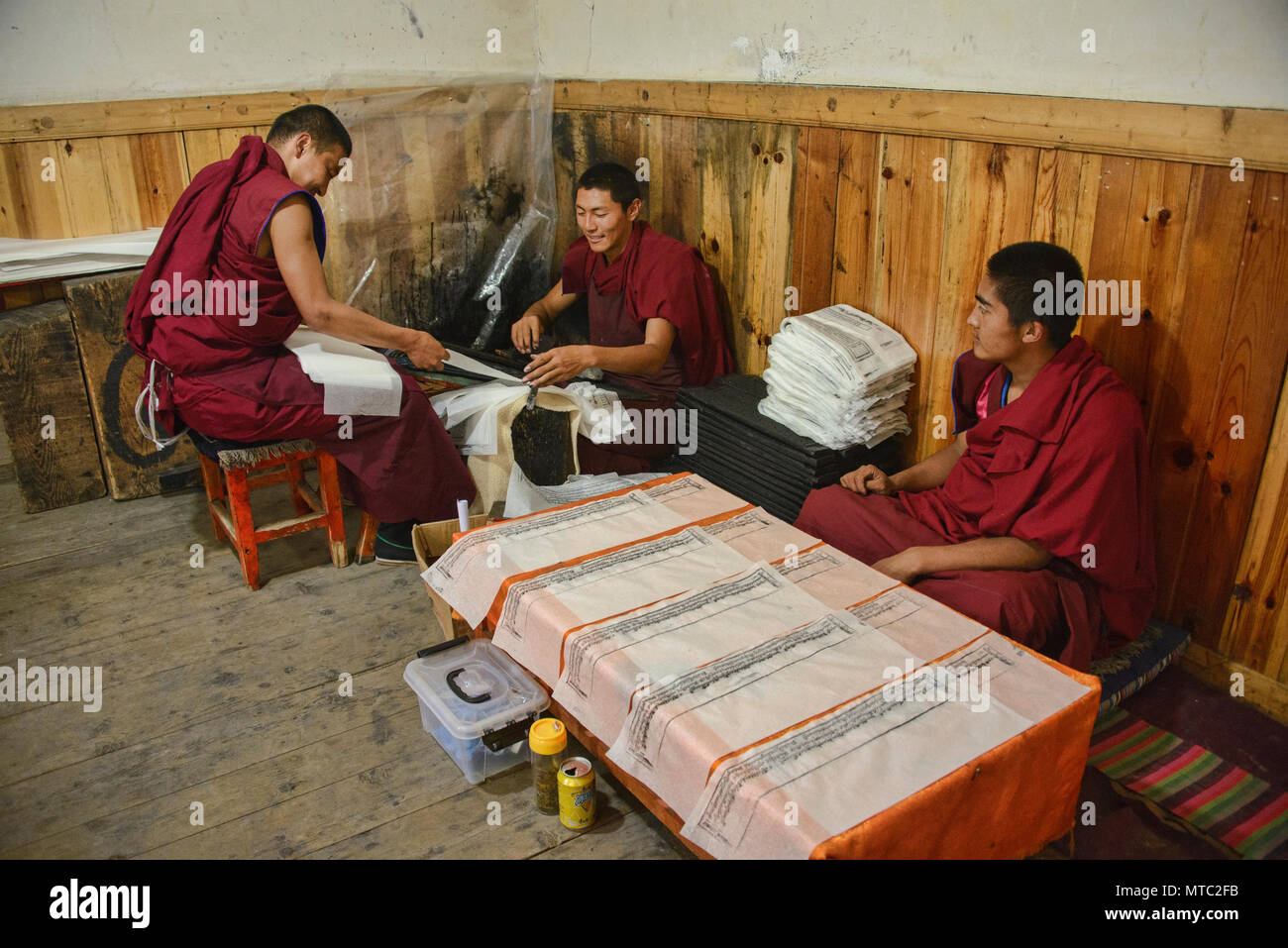 Mönche des Barkang Druckmaschine in Labrang Monastery, Xiahe, Gansu, China Stockfoto