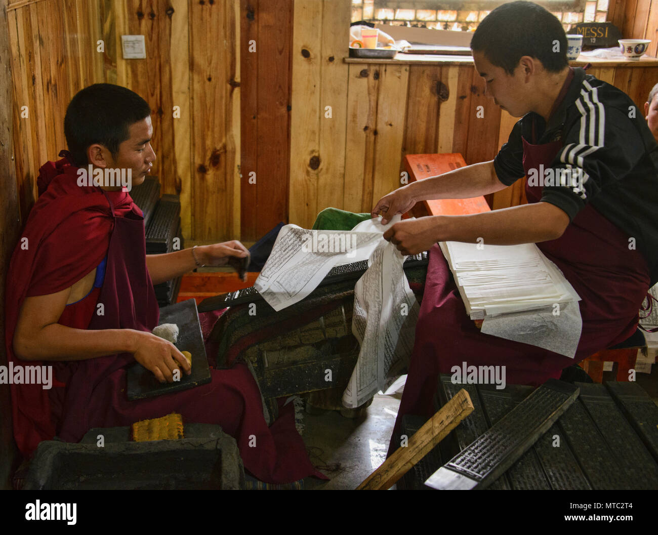 Mönche des Barkang Druckmaschine in Labrang Monastery, Xiahe, Gansu, China Stockfoto