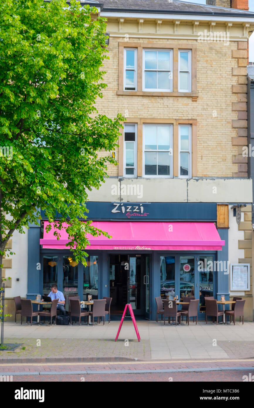 Einen erwachsenen Mann an einem Tisch sitzen bei Zizzi italienisches Restaurant Market Harborough. Markt Stadt innerhalb der Stadtteil Harborough Leicestershire, England Stockfoto