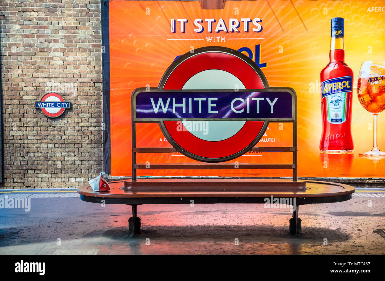 Eine Ikone der Londoner U-Bahnstation name Zeichen einer Bank auf der Plattform in der Weißen Stadt Station verbunden. Stockfoto