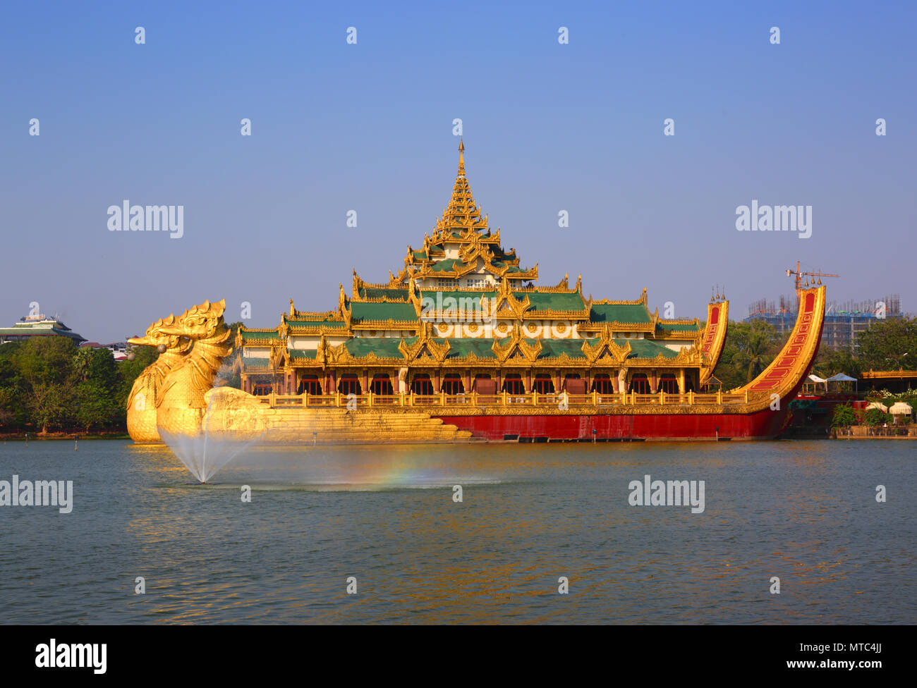 Schwankenden Kahn Karaweik-halle Folgen in Yangon Stockfoto