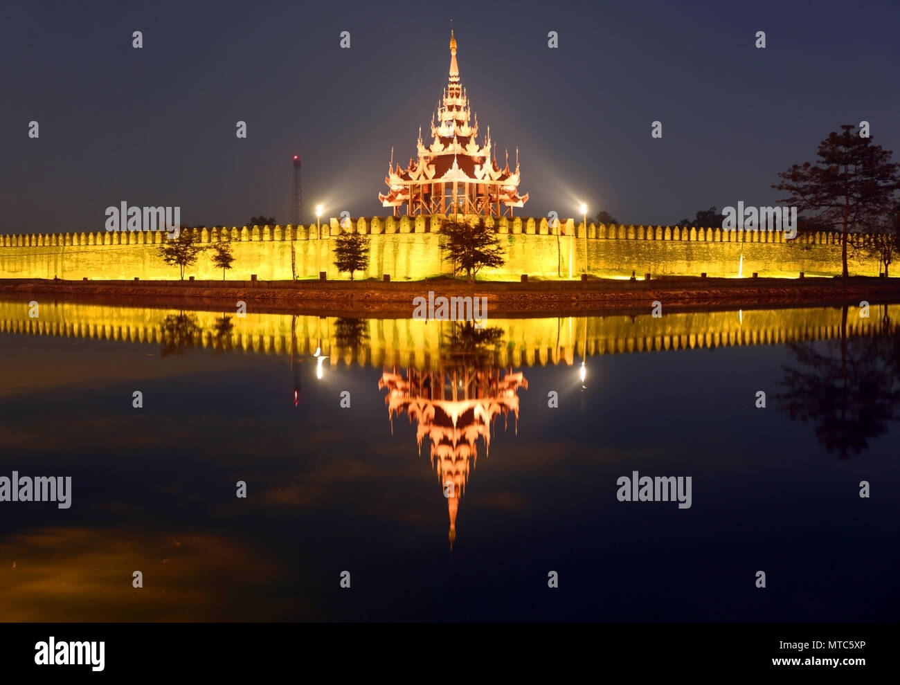 Fort oder Royal Palace in Mandalay bei Nacht Stockfoto