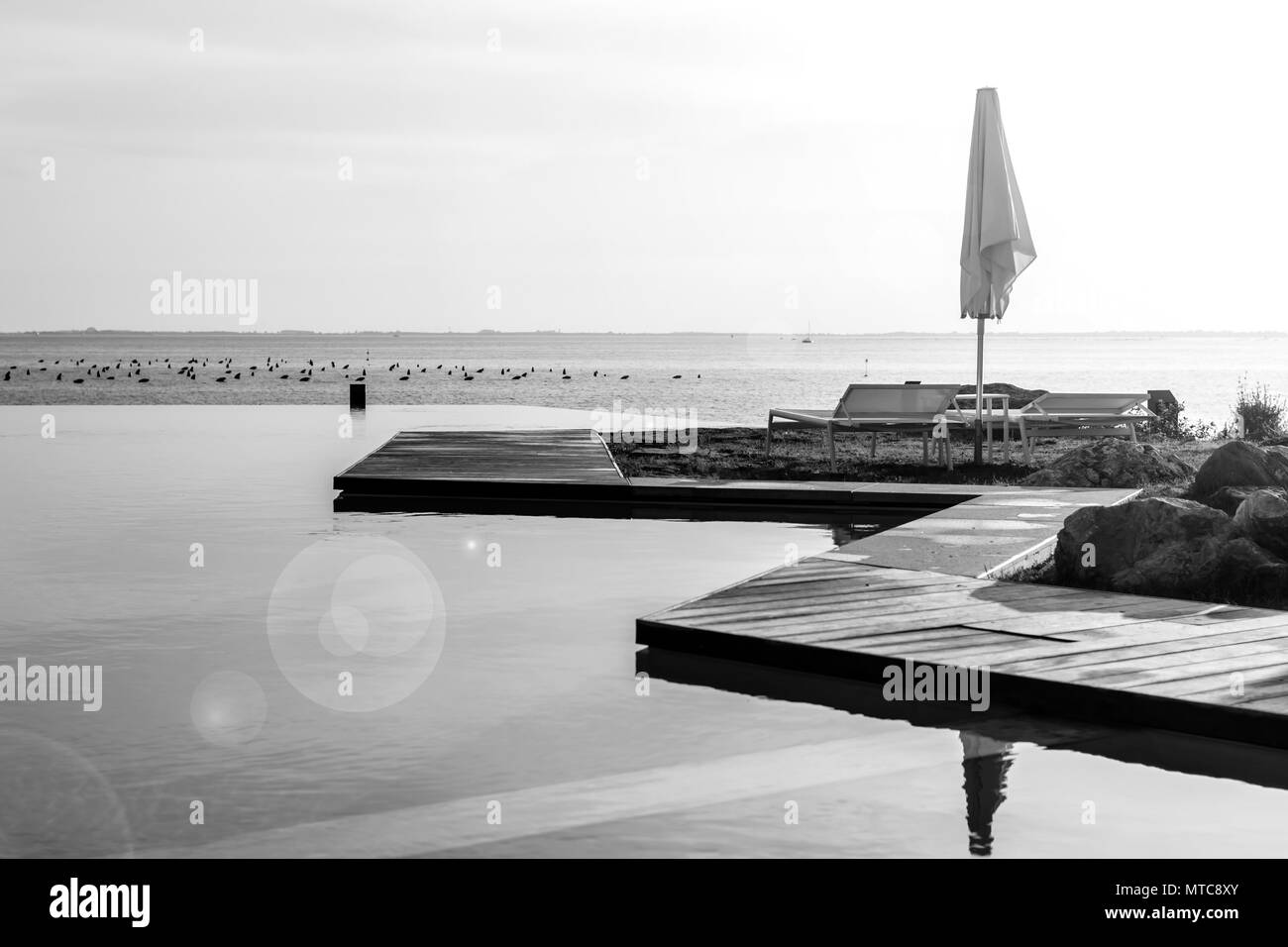 Grau Beach Club Pool auf das Meer Stockfoto