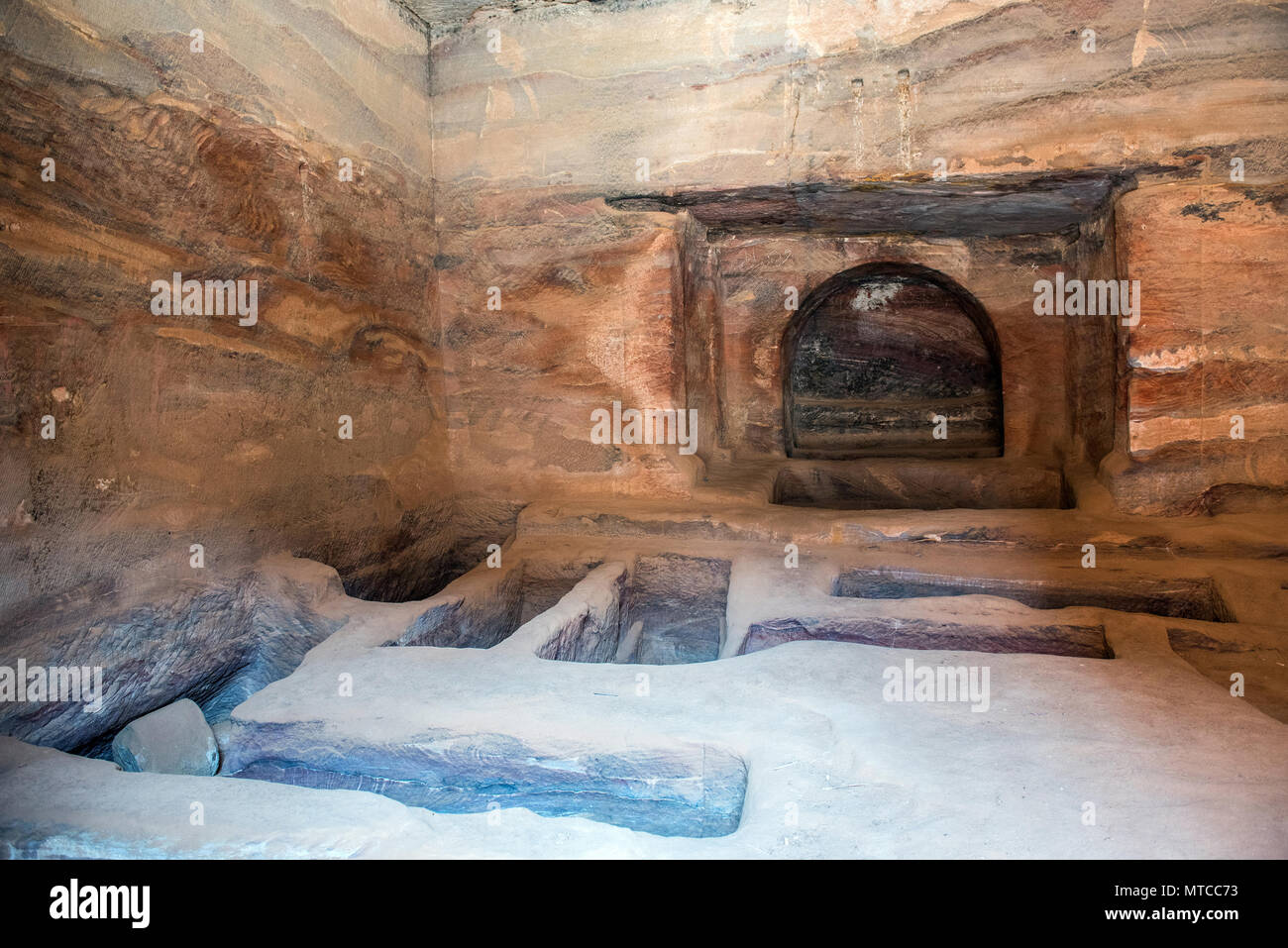 In einem Königsgrab von Petra, Jordanien. U-Bahn alte Felsen carving, Höhle als Begräbnisstätte Stockfoto