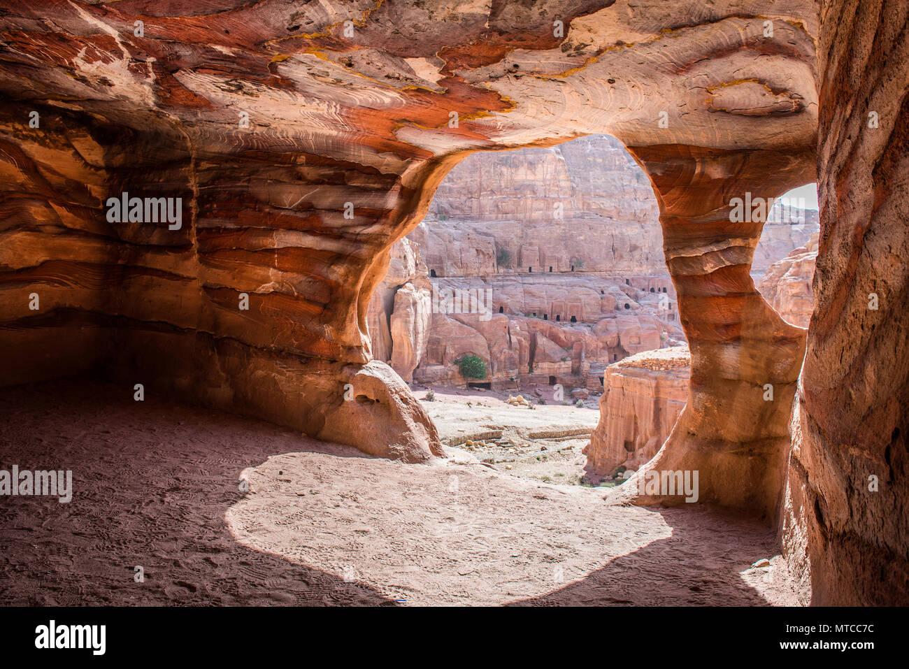 In einem Königsgrab von Petra, Jordanien. U-Bahn alte Felsen carving, Höhle als Begräbnisstätte Stockfoto