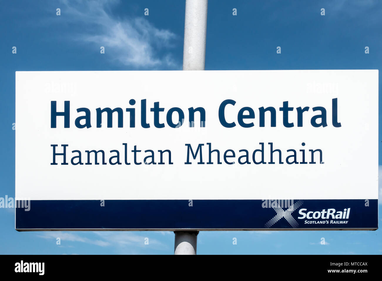 Zweisprachiges Schild in Gälisch und Englisch an der Hamilton Central, Hamaltan Mheadhain, Scotrail Bahnhof. South Lanarkshire, Schottland, Scottish, Großbritannien Stockfoto