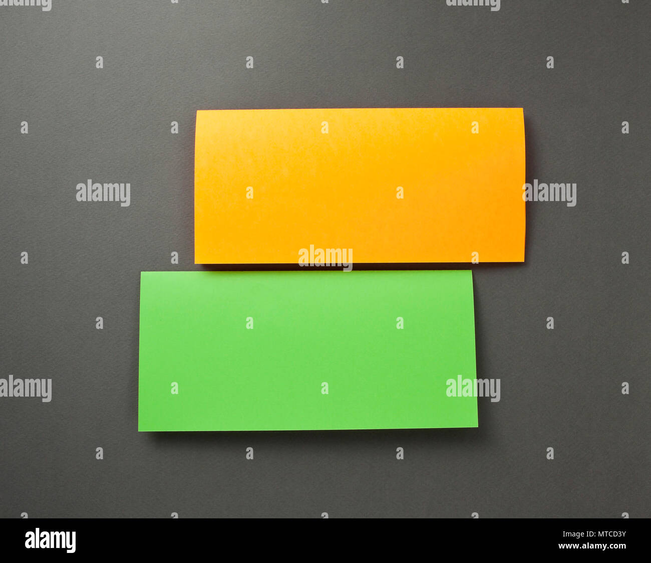 Corporate Identity Design, Vorlagen, Firma Stil, leer orange und grün Faltpapier Flyer auf grauem Hintergrund Stockfoto