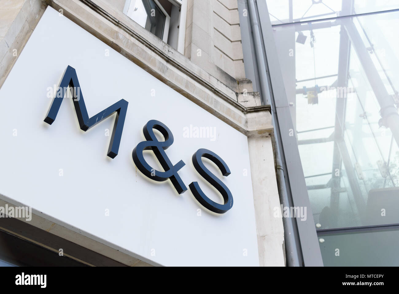 Cardiff, Wales, Großbritannien, 27. Mai 2018: Die M&S-Logo über dem Eingang des Marks und Spencer store in Cardiff. M&S Einzelhandel Bekleidung, Lebensmittel und h Stockfoto