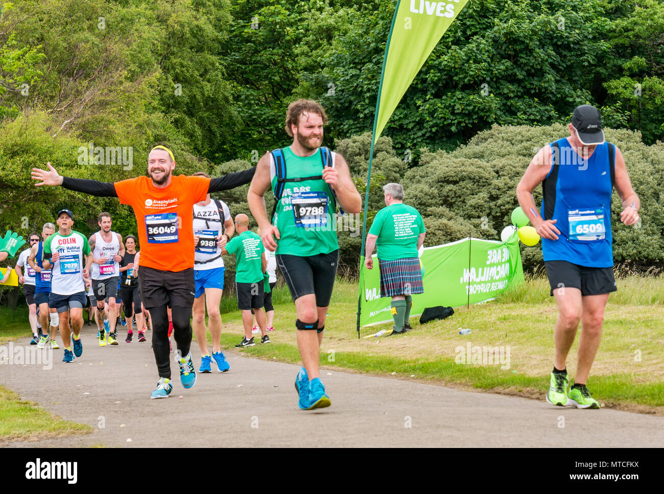 Läufer in Edinburgh Marathon an der Meile 18 lächelnden Mann mit Stolz ausgestreckten Arme Geste, Gosford Estate, East Lothian, Schottland, Großbritannien. 28. Mai 2017 Stockfoto