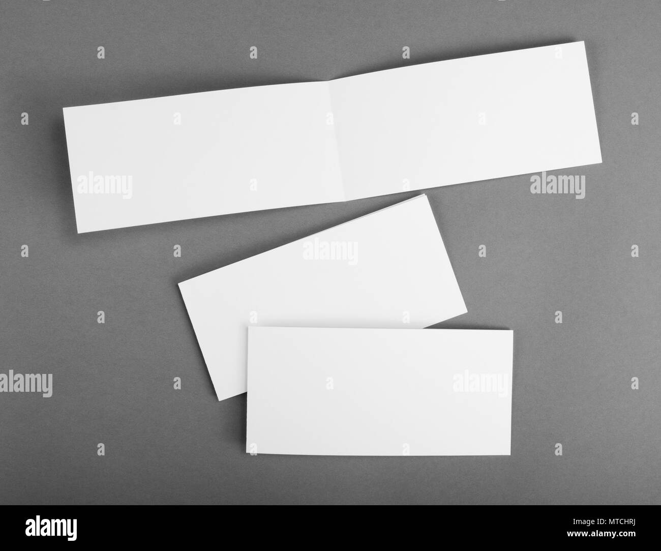 Weiße leere Karte auf grau, Ihr Design zu ersetzen. Stockfoto