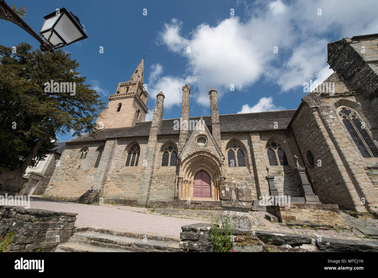 Hundert und vierzig - zwei Schritte führen zur Eglise de Brelevenez, Lannion, Côtes-d'Armor, Bretagne, Frankreich. Stockfoto