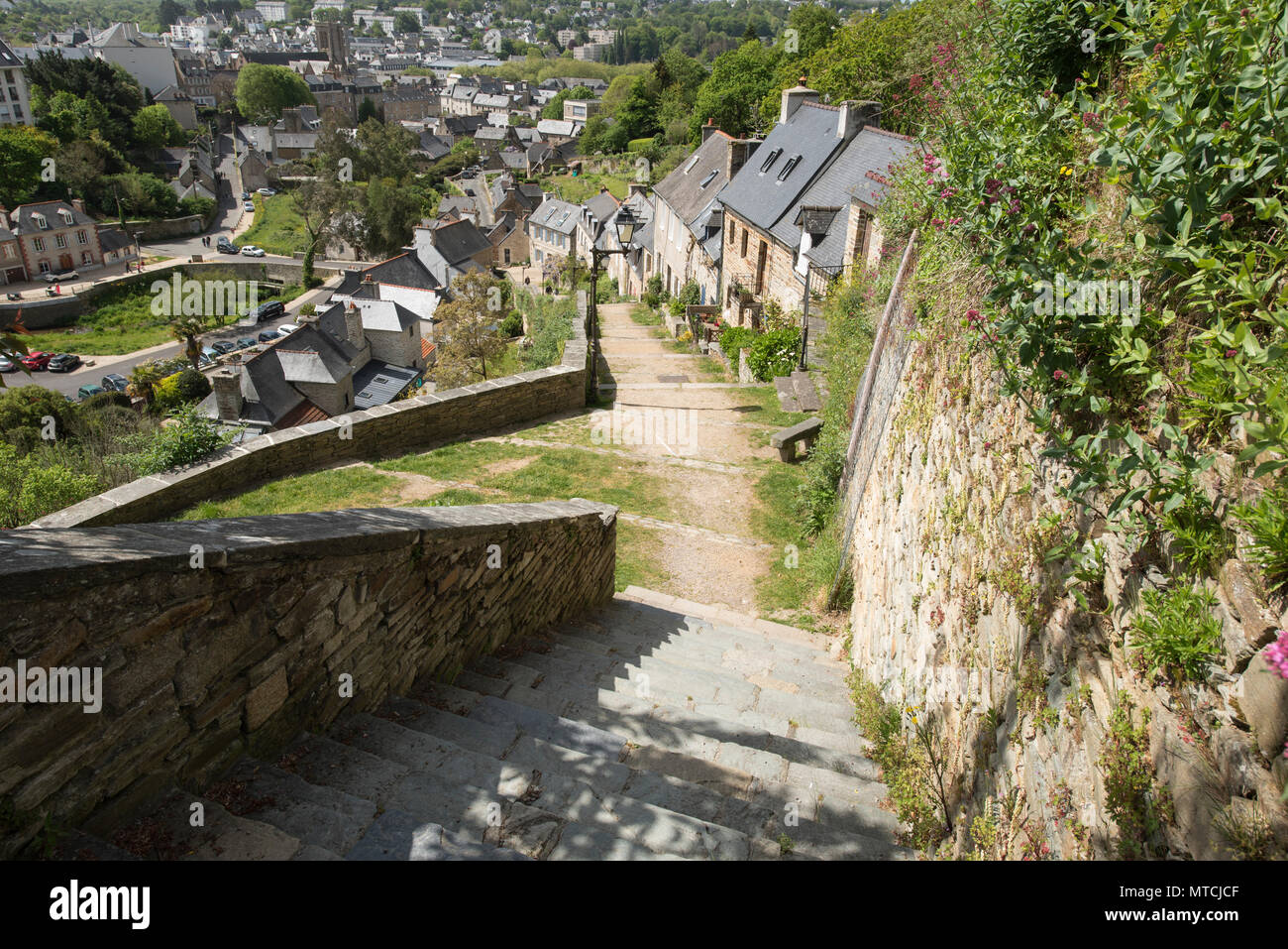 Hundert und vierzig - zwei Schritte führen zur Eglise de Brelevenez, Lannion, Côtes-d'Armor, Bretagne, Frankreich. Stockfoto