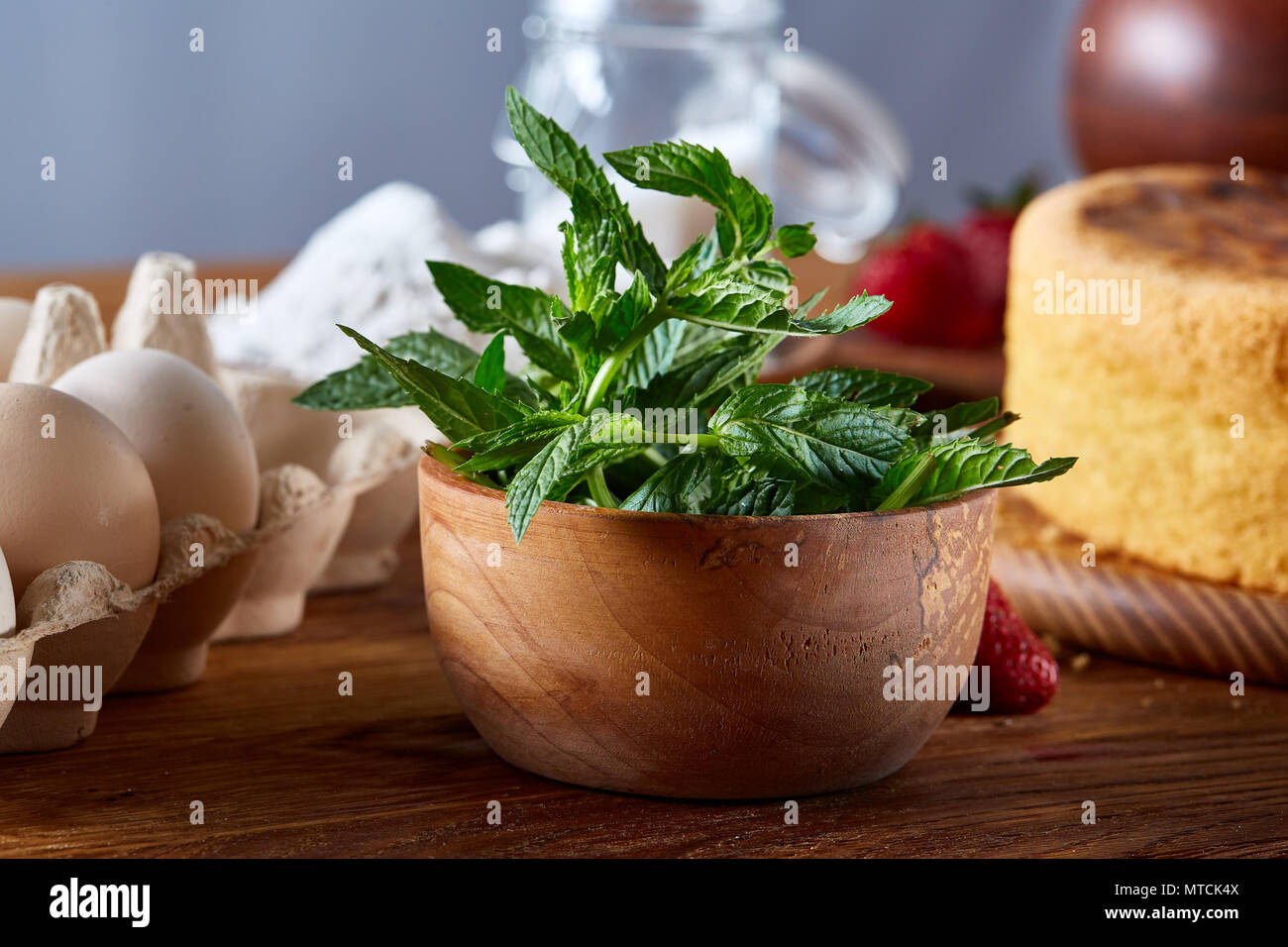 Köstliche Kuchen mit frischen Erdbeeren und Minze, Ansicht von oben, Nahaufnahme, selektive konzentrieren. Süße hausgemachte Dessert durch natürliche Zutaten umgeben Stockfoto