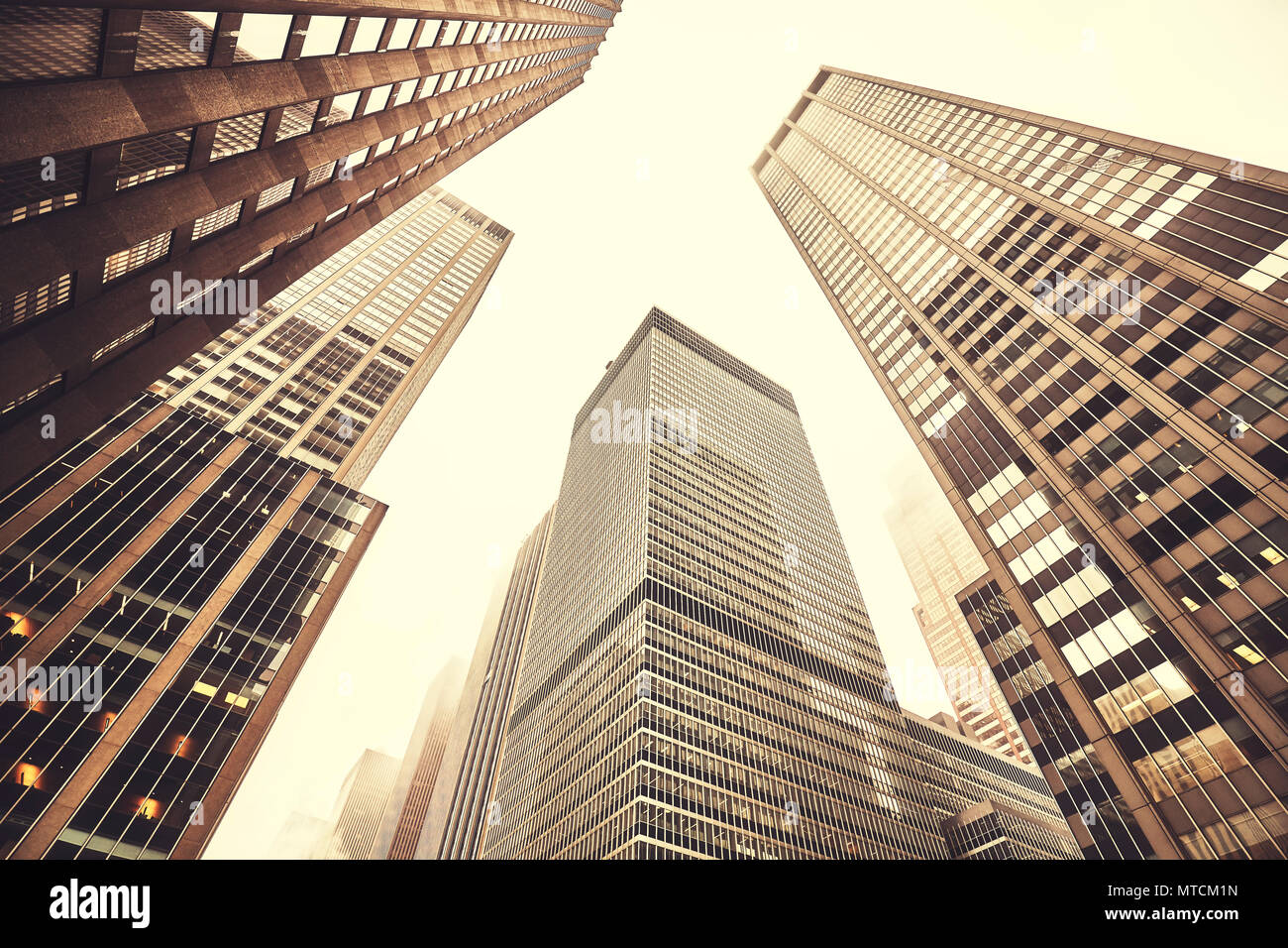 Suchen nach Manhattan Wolkenkratzer an einem nebligen Tag, Sepia Farbe Tonen angewendet, New York City, USA. Stockfoto