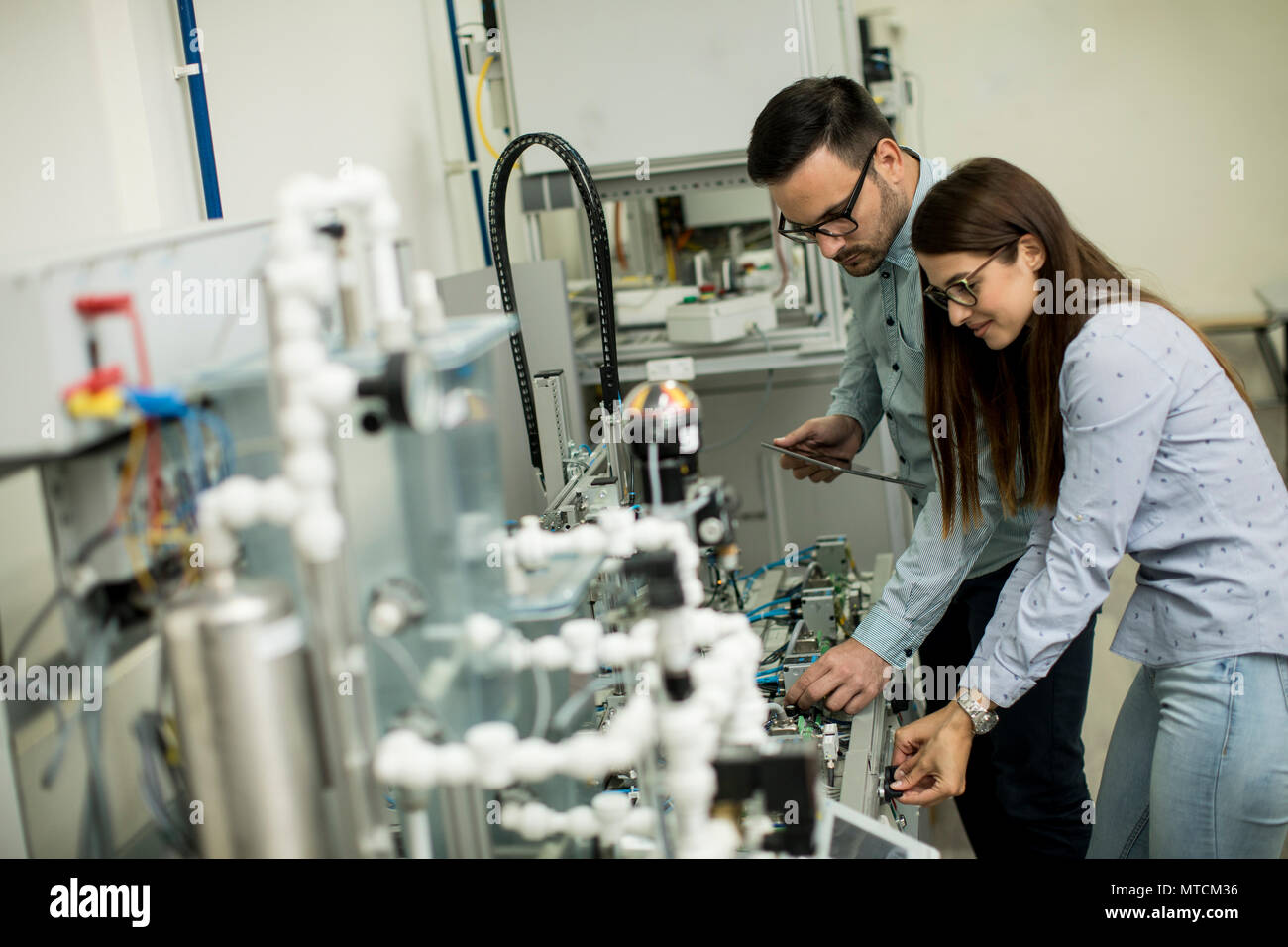 Porträt des jungen Paares von Studenten an Robotik arbeiten Stockfoto