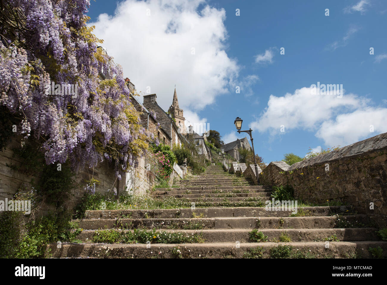 Hundert und vierzig - zwei Schritte führen zur Eglise de Brelevenez, Lannion, Côtes-d'Armor, Bretagne, Frankreich. Stockfoto