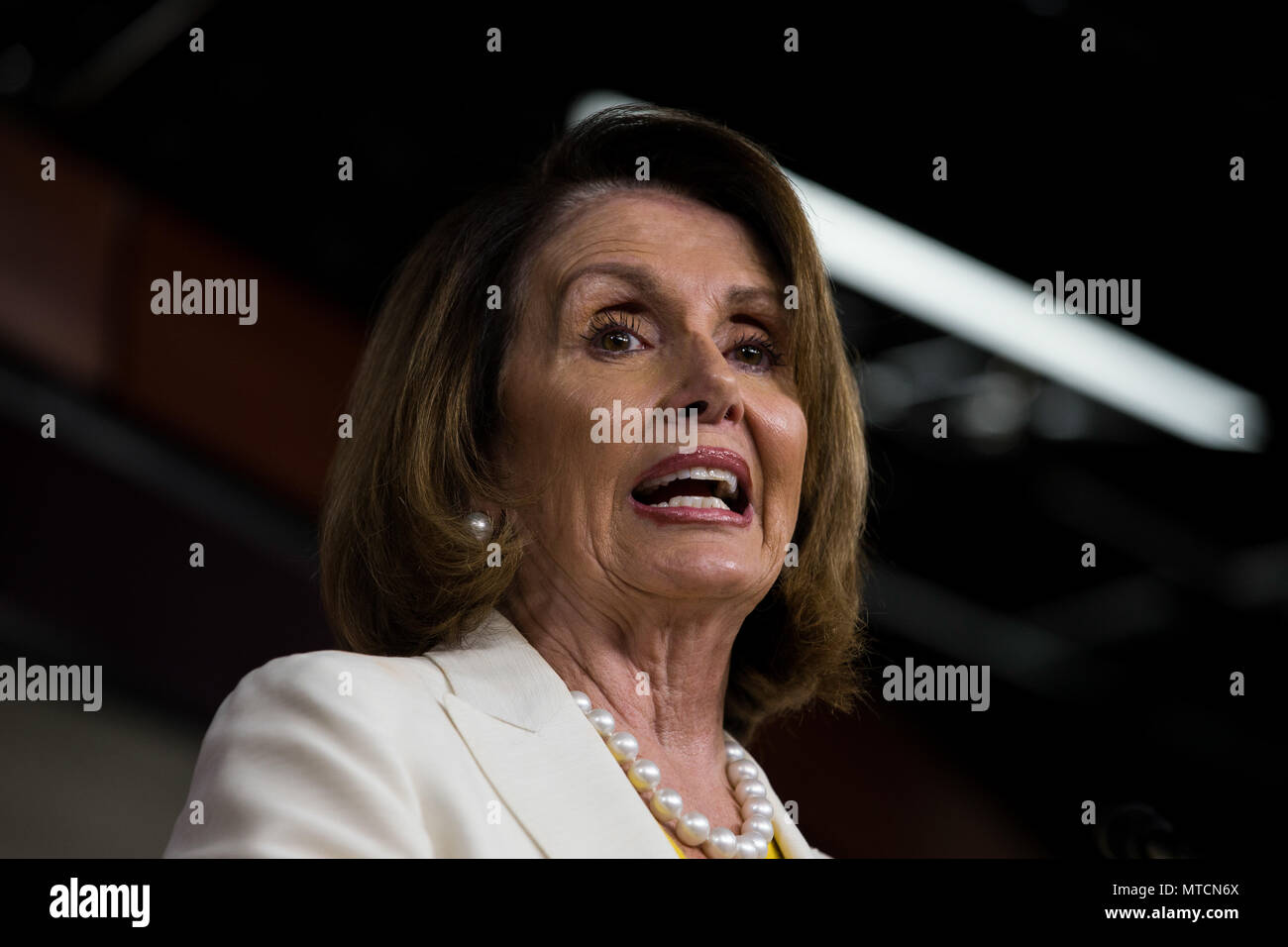 Demokratischer Führer Rep. Nancy Pelosi (D-CA) spricht während ihrer wöchentlichen Pressekonferenz im Kapitol. Stockfoto