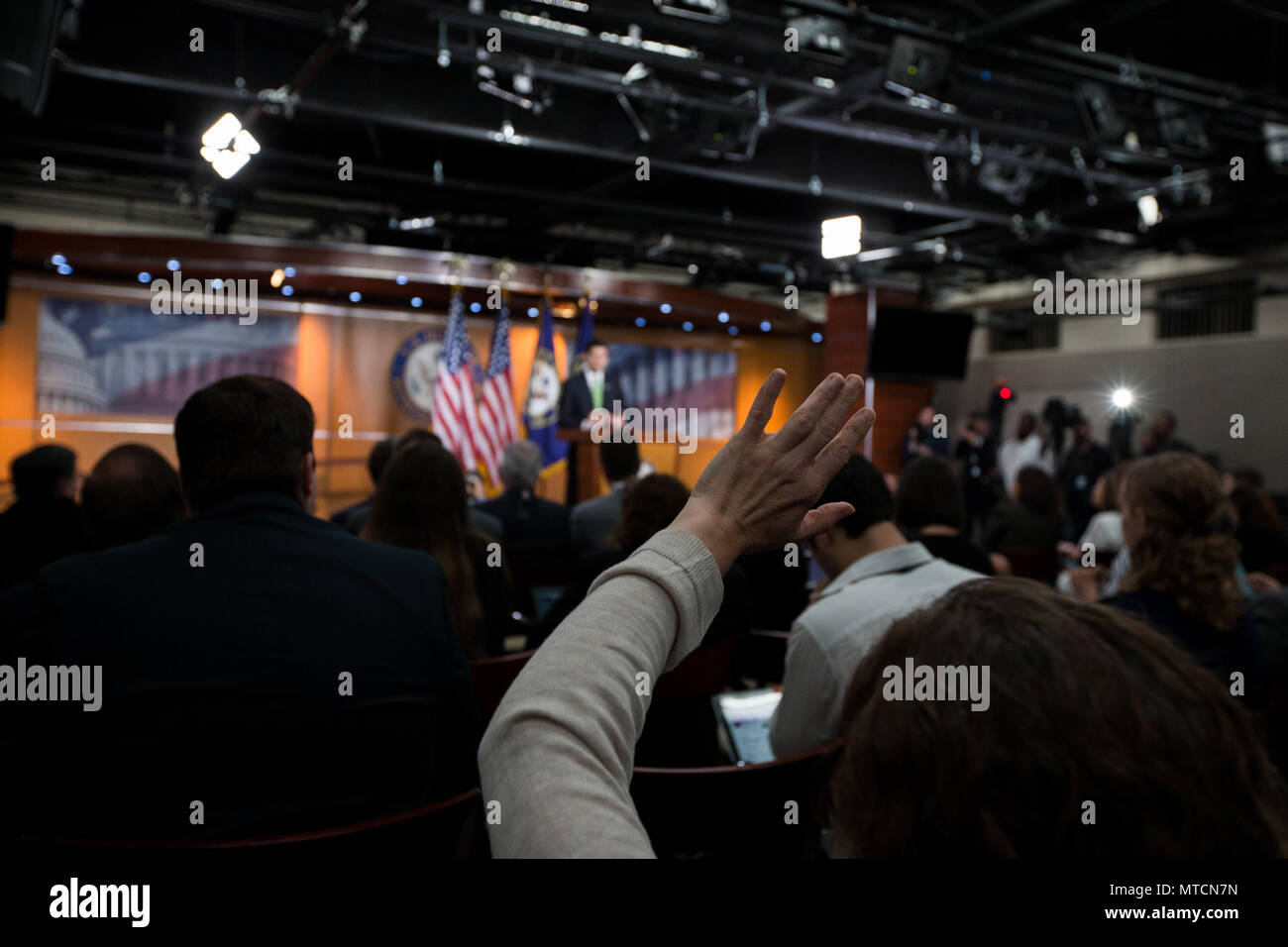 Ein Reporter wirft ihre Hand, als House Speaker Rep. Paul Ryan (R-WI) Fragen von Journalisten nimmt während seiner wöchentlichen Pressekonferenz im Kapitol. Stockfoto