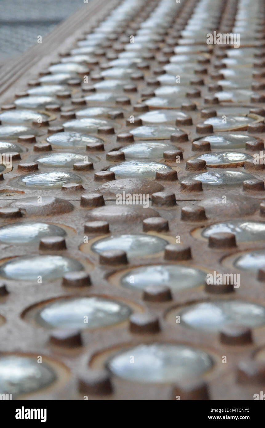 Nahaufnahme des alten Eisen stiars mit Glas vault Leuchten im historischen Stadtteil Soho in New York Stockfoto