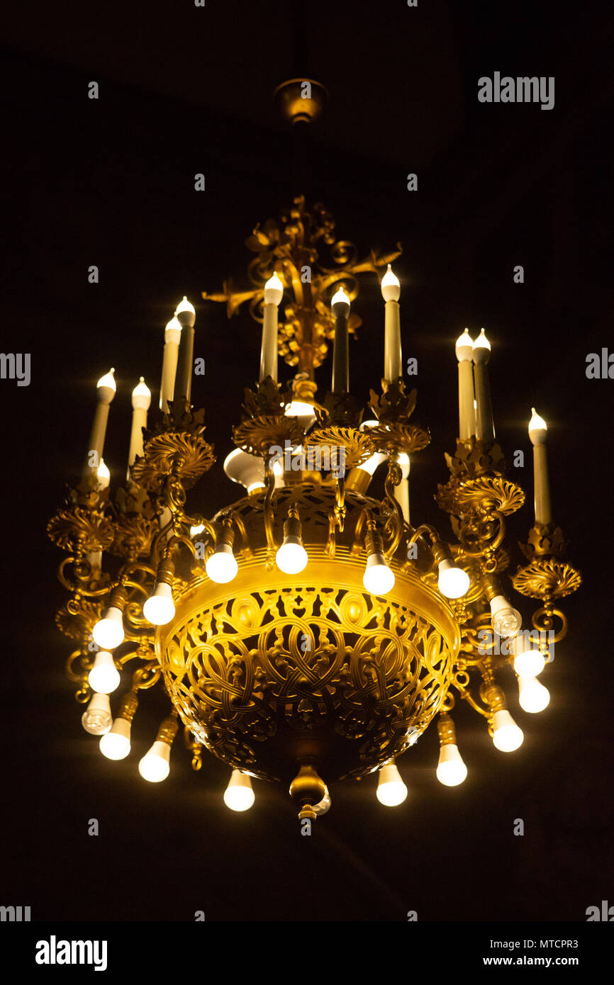 Großer Kronleuchter mit Energiesparlampen an der Kathedrale zu dunkel  Stockfotografie - Alamy