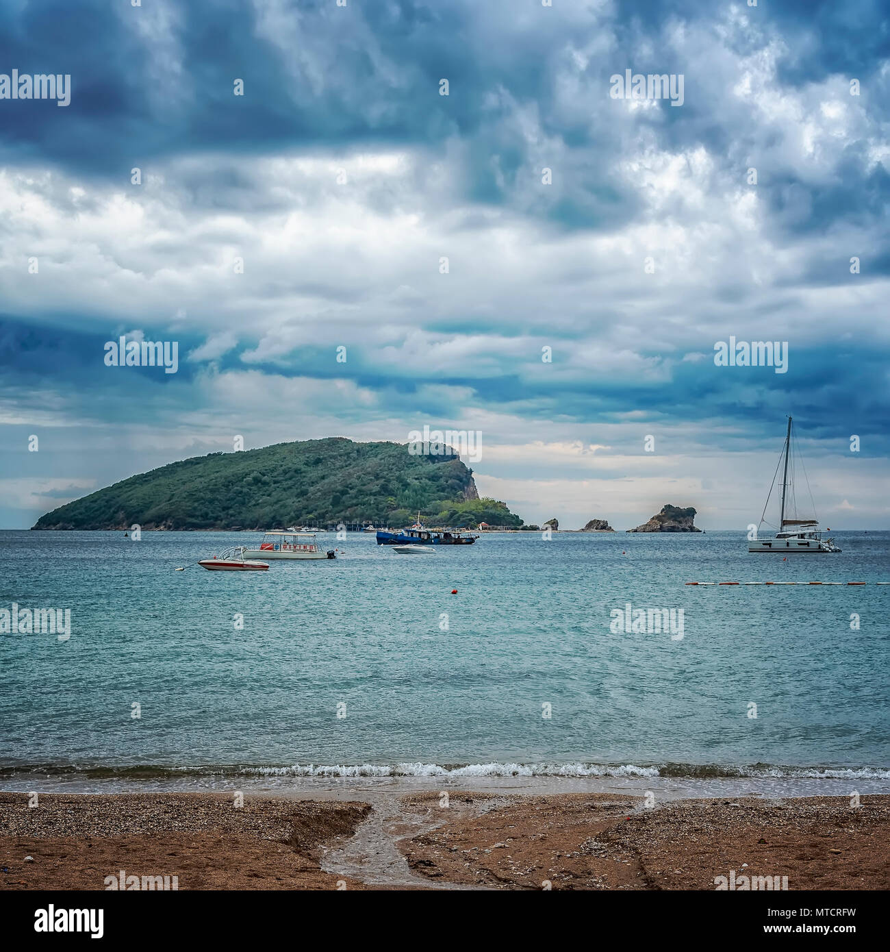 Lokal wie Hawaii, Sveti Nikola von Montenegro größte Insel bekannt, die sich auf fast 2 km. Stockfoto
