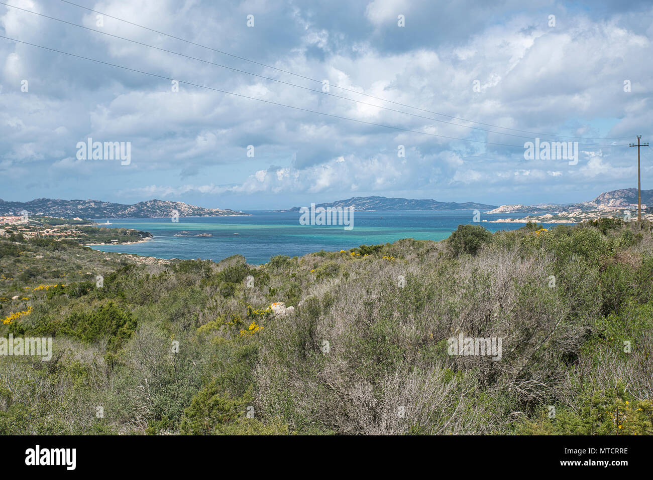 Meer und blauem Meer Natur mit der Landschaft von Sardinien mit La Maddalena Archipel als Hintergrund Stockfoto